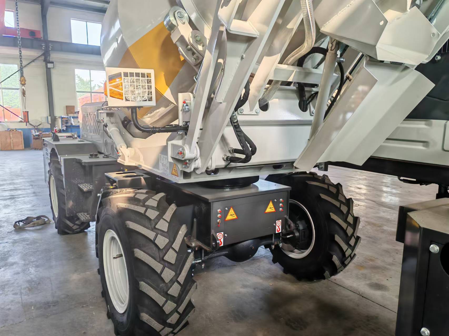 2.6m³ Self Loading Concrete Mi - Heavy Equipment Mixer recension och pris